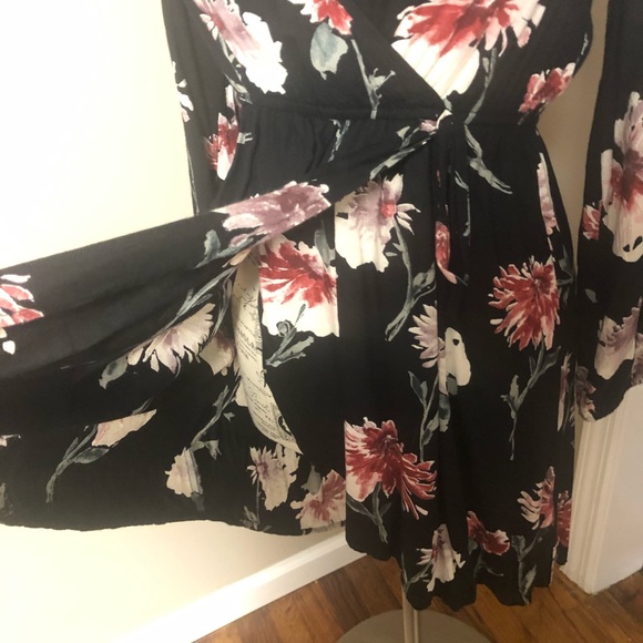 Band of Gypsies Floral Faux Wrap Dress - Picture 7 of 10